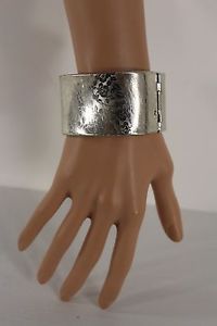 【送料無料】ブレスレット　アクセサリ―　ブレスレットカフメタルシルバーファッションジュエリーfiligree women bracelet cuff metal silver flower floral print fashion jewelry