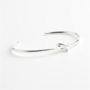 【送料無料】ブレスレット　アクセサリ―　ステラドットシンプルノットカフブレスレットシルバートーン stella amp; dot simple knot cuff bracelet silver tone