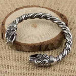 【送料無料】ブレスレット　アクセサリ―　ブレスレットステンレススチールデザインアームリングヴァイキングviking fenrir bracelet stainless steel norse design arm ring