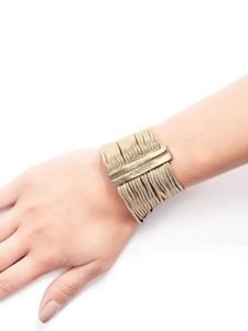 【送料無料】ブレスレット　アクセサリ―　guess womensゴールドmultiスネークlogoブレスレットguess womens gold multi snake chains logo magnet fashion bracelet