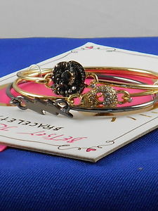 【送料無料】ブレスレット　アクセサリ―　ベッツィージョンソン2holiday giftingカフスブレスレットセットbetsey johnson two tone holiday gifting skull flower tension cuff bracelet set 14,615円