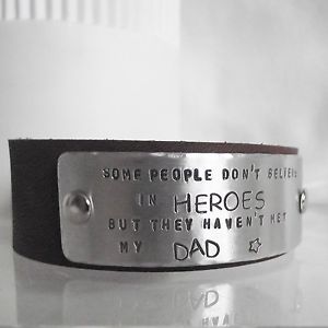 【送料無料】ブレスレット　アクセサリ―　カフパーソナライズユニークreal leather cuff handmade personalised believe in heroes unique dad gift 14,985円