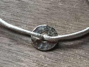 【送料無料】ブレスレット　アクセサリ―　コードブレスレットハンマーbracelet on cord waxed cotton grey with a target hammered silver genuine