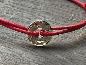 【送料無料】ブレスレット　アクセサリ―　コードブレスレットハンマーbracelet on cotton cord waxed red with a target hammered silver genuine