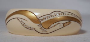 【送料無料】ブレスレット　アクセサリ―　luciteエッチングヴィンテージfrancebeautiful vintage bracelet in luciteetched bird decormade in france