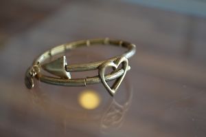 【送料無料】ブレスレット　アクセサリ―　アレックスビンテージゴールドラップブレスレットalex and ani vintage 66 love heart gold wrap bracelet free shipping