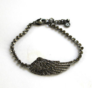 【送料無料】ブレスレット　アクセサリ―　バトラーウィルソンピューターラウンドブレスレットbutler and wilson pewter round crystals wings charm bracelet