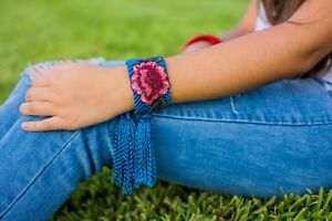 【送料無料】ブレスレット　アクセサリ―　バラパッチマクラメブレスレットblue macrame bracelet with tassels and embroidered flowerrose patch