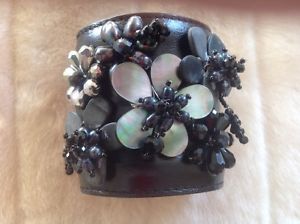 【送料無料】ブレスレット　アクセサリ―　モダンレザーブレスレットパールクリスタルbold, edgy and modern leather bracelet with mother of pearl and crystal flowers