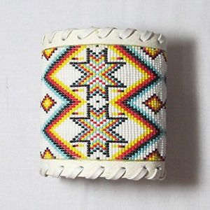 【送料無料】ブレスレット　アクセサリ―　ハンドメイドシードビーズバイカーカフブレスレットレザーhandmade red white seed beaded butterfly bikers cuff bracelet leather 8x2 in