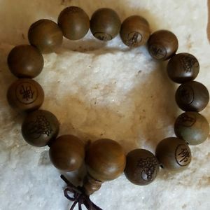 【送料無料】ブレスレット　アクセサリ―　サンダルウッドマラビーズブレスレットヨガサンダルウッドストレッチcarved buddha green sandal wood mala beads stretch bracelet yoga sandalwood