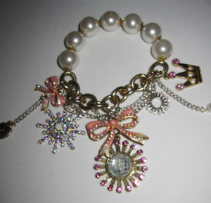 【貨物輸送無料】腕輪 付属品― ジョンソンワンダーランドスノーフレーククラウンストレッチブレスレットbetsey johnson winder wonderland snowflake crown bow stretch bracelet