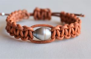 【貨物輸送無料】腕輪 付属品― タンレザーブレスレットタヒチアンシルバーパールgenuine tahitian silver pearl on tan leather bracelet adjustable yevga 625
