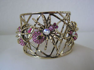 【貨物輸送無料】腕輪 付属品― ベッツィージョンソンピンククモカフスbetsey johnson creepy critter boost gold tone openwork pink crystal spider cuff