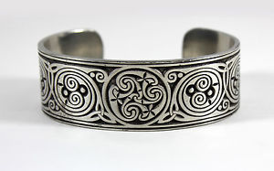 【送料無料】ブレスレット　アクセサリ―　シルバーケルトブレスレットアイルランドカフメタルジュエリーアートsilver celtic hibernia bracelet medievalirishcuffmetaljewelryknotart