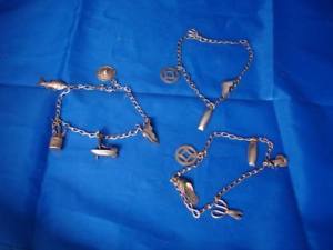 【貨物輸送無料】腕輪 付属品― レディースブレスレットコレクションペンダントcollection of three womens bracelets silver plated charms pendants 80 years