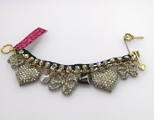 【送料無料】ブレスレット　アクセサリ―　150ドルベッツィージョンソントグルブレスレット in box150 betsey johnson pave heart bow iridescent crystal toggle bracelet in box