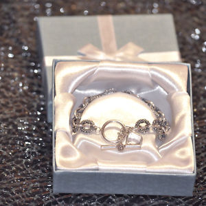 【送料無料】ブレスレット　アクセサリ―　スターリングシルバーボックスブレスレットアンティークsterling silver bracelet 925 antique looks with quartz stone in a gift box