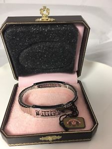 【送料無料】ブレスレット　アクセサリ―　ジューシークチュールジューシークラスプタグハードブレスレットjuicy couture juicy clasp bracelet with tags hard to find