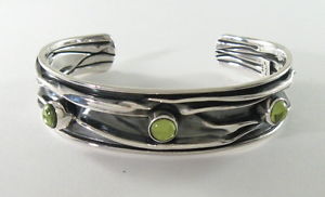 【送料無料】ブレスレット アクセサリ― ペリドット58950カフス950 silver crushed cuff bracelet with peridot 58 wide