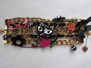【送料無料】ブレスレット　アクセサリ―　ジョンソンブレスレットドルbetsey johnson bracelet cat vampire slayer 125