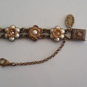 【送料無料】ブレスレット　アクセサリ―　デザイナーブレスレットゴールドamaizing beautiful designer michal negrin bracelet with pearls and gold flowers
