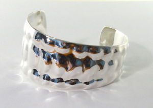 【送料無料】ブレスレット アクセサリ— エンボスチェーンデザインスターリングシルバーカフブレスレット925 sterling silver cuff bracelet with embossed chain mail design|hokushin