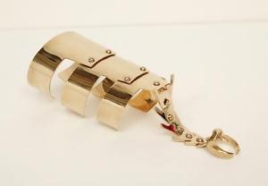 【送料無料】ブレスレット　アクセサリ―　giuseppezanottigoldtoneリンクブレスレットカフスgiuseppe zanotti gold goldtone metal armor link hand bracelet cuff ring