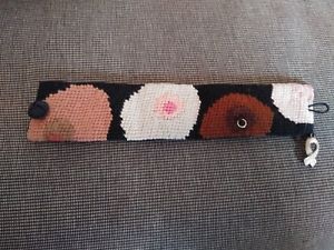【送料無料】ブレスレット　アクセサリ―　ブレスレットメリットチャリティーbreast cancer bracelet handmade needlepoint benefits charity