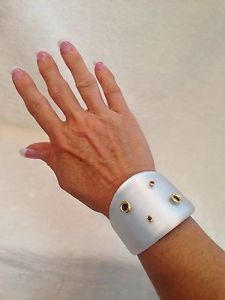 【送料無料】ブレスレット　アクセサリ―　alexis bittarホワイトシルバーluciteリベットwide cuffブレスレットalexis bittar white silver lucite gold rivet wide cuff bracelet