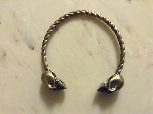 【送料無料】ブレスレット　アクセサリ―　アレキサンダーマックイーンダブルスカルブレスレットalexander mcqueen oxidized brass double skull bracelet