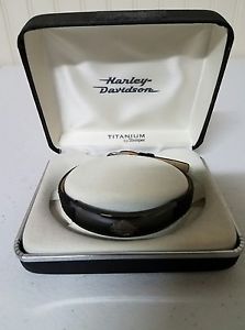 【貨物輸送無料】腕輪 付属物― チタンバーシールドスタンパーブレスレット＃ harleydavidson stamper leather bracelet with titanium 赤ちょうちん and shield, 110