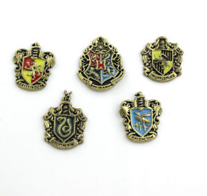 【送料無料】ブレスレット　アクセサリ―　ホグワーツブローチピンhogwarts gryffindor hufflepuff slytherin ravenclaw school brooches pin choice