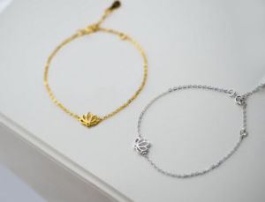 【送料無料】ブレスレット　アクセサリ―　スターリングシルバーヨガチェーンブレスレット925 sterling silver tiny lotus flower yoga namaste women chain bracelet a2059