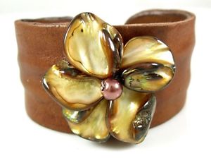 【送料無料】ブレスレット　アクセサリ―　ゴールドパールレザーカフブレスレットジュエリーバgold flower mother of pearl leather cuff bracelet 68 adjustable jewelry ba112