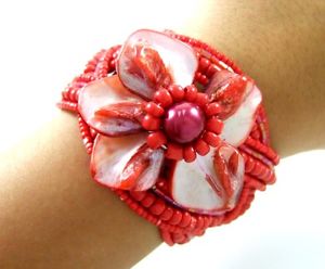 【送料無料】ブレスレット　アクセサリ―　パールシェルシードビーズカフブレスレットジュエリーダnatural red flower mother of pearl shell seed beads cuff bracelet jewelry da091