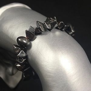 【送料無料】ブレスレット　アクセサリ―　チップヘマタイトブレスレットライオンスコーピオンbracelet in chip hematite bracelet charmstone lion scorpion a