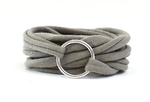 【送料無料】ブレスレット　アクセサリ―　ブレスレットファブリックラップリングサークルシルバーbracelet fabric wrapped taupe dark, large metal ring circle silver shiny