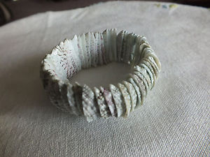 【送料無料】ブレスレット　アクセサリ―　ブレスレットホワイトグリーンブラウンシェルストレッチシェイプbeautiful stretch bracelet white greens brown shell shapes 1 wide unique