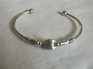 【送料無料】ブレスレット　アクセサリ―　カフブレスレットシルバートーンビーズワイドニースbeautiful cuff bracelet silver tone textured beads 38 wide nice