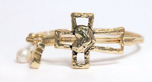 【送料無料】ブレスレット　アクセサリ―　braceletcross goldtonebraceletcrossgoldtone