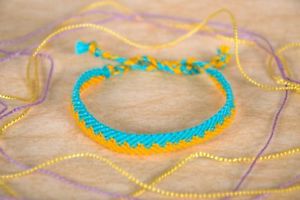 【送料無料】ブレスレット　アクセサリ―　braid bracelet in yellow and blue yarn