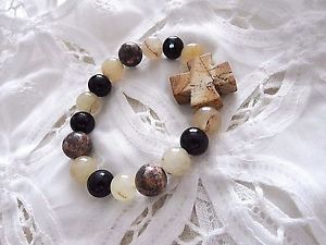 【送料無料】ブレスレット　アクセサリ―　ブレスレットクロスガラスビーズbracelet elasticized stone cross and glass bead creations by mi