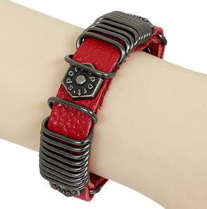 【送料無料】ブレスレット　アクセサリ―　{pia} bracelet made from red leather with hex screws popper leather bracelet