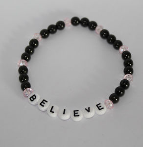 【送料無料】ブレスレット　アクセサリ―　ブレスレットリクエストブレスレット*ピンク*bracelet beaded bracelet with request name personalised * pink * handmade