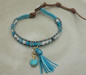 【送料無料】ブレスレット　アクセサリ―　ハンドメイドレザーラップブレスレットマグネシアハートタッセルビーズhandmade leather wrap bracelet w 7mm magnesite puffed heart tassel mixed beads