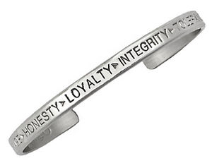 【送料無料】ブレスレット　アクセサリ―　セルジオカフブレスレットシルバーsergio lub cuff bracelet courage silver large