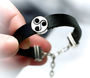【送料無料】ブレスレット　アクセサリ―　ログアウトページジュエリーブレスレットシンボルカフフェチsubmissive dominant bdsm jewelry bracelet triskele symbol triskelion cuff fetish