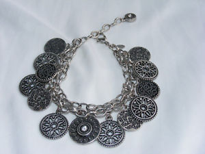 【送料無料】ブレスレット　アクセサリ―　gorgeoussilvertone1charm 759ブレスレットq13gorgeous silvertone premier designs 3strand charm 759 bracelet q1