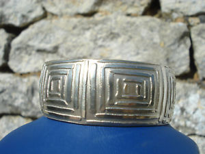 【送料無料】ブレスレット　アクセサリ―　カフスヴィンテージモチーフbeautiful bracelet cuff vintage metal silver platedmotifs in relief